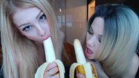 19-летние девочки создают шоу с бананами в онлайн-чате
